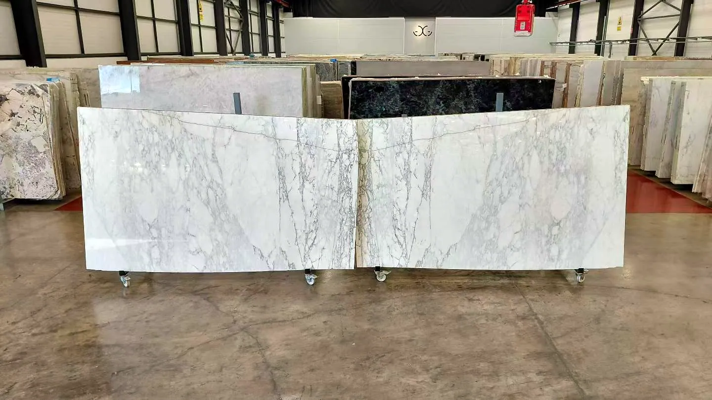 Mármol Calacatta: tabla real en nuestro almacén