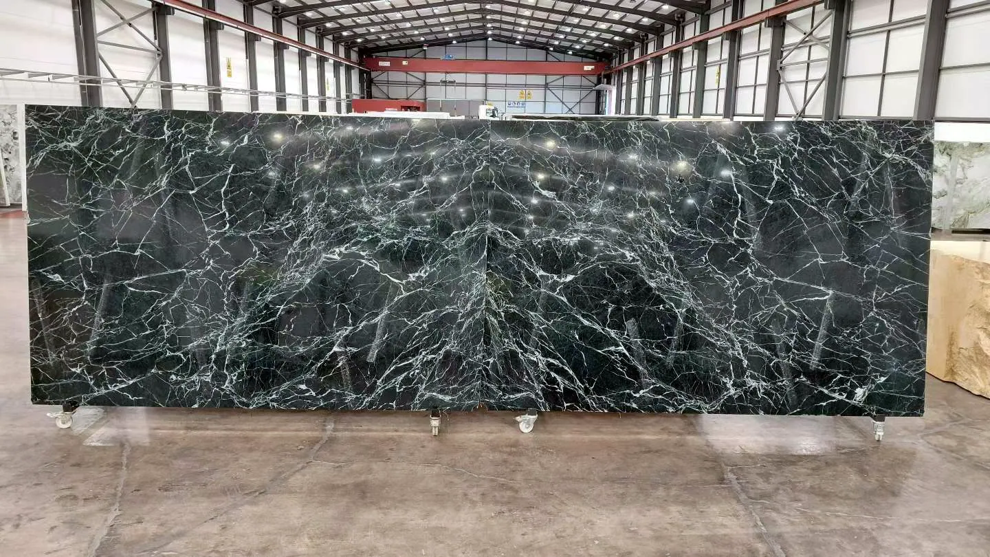 Mármol Verde Alpi: tabla real en nuestro almacén